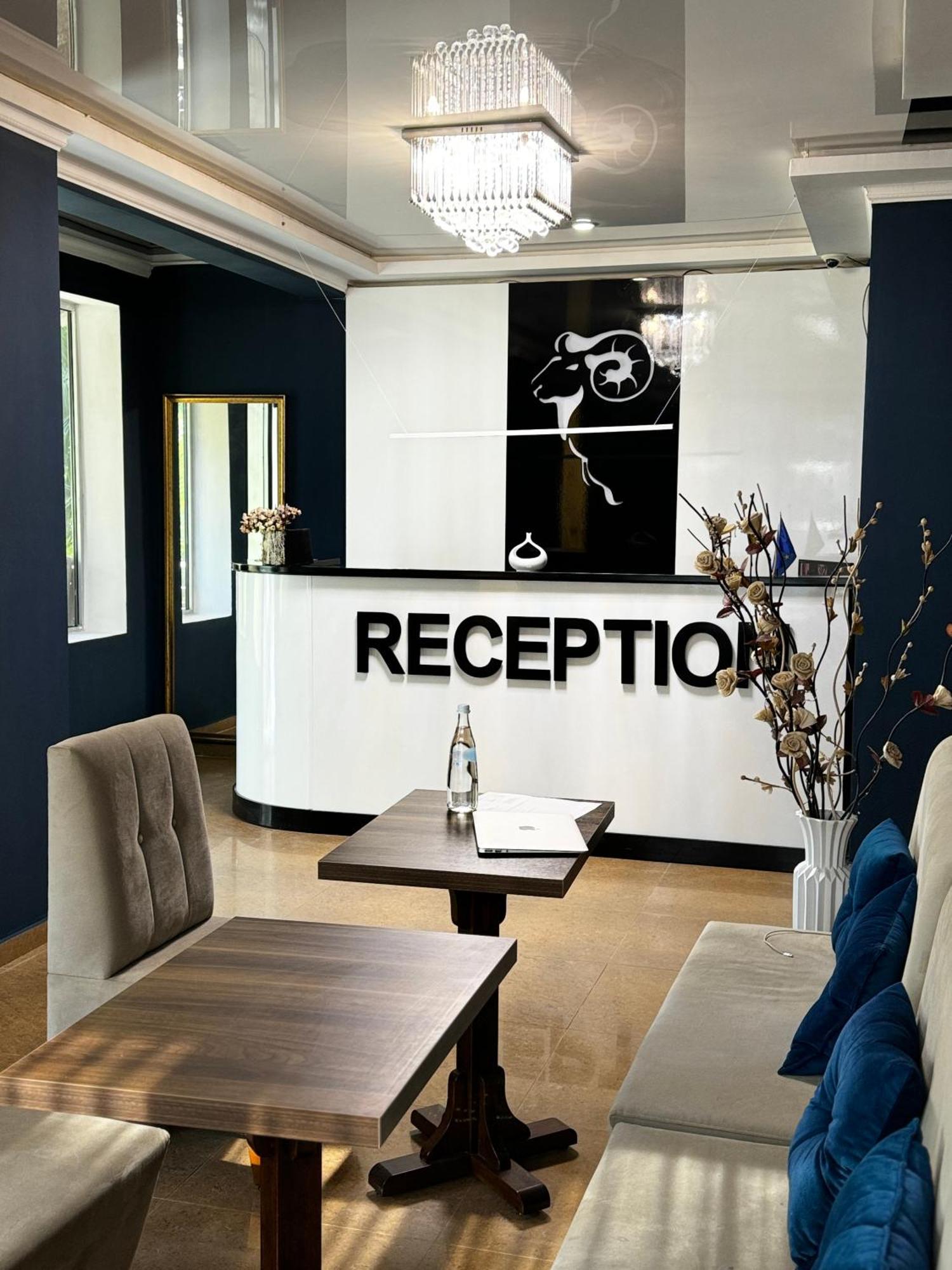 Golden Fleece Hotel Урекі Екстер'єр фото