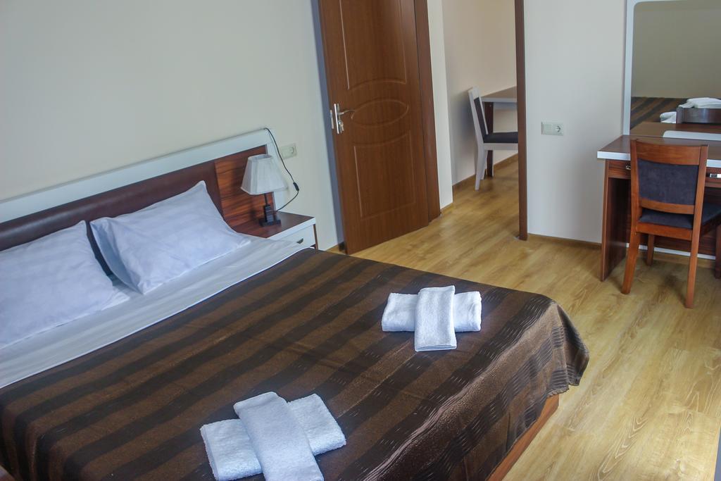 Golden Fleece Hotel Урекі Екстер'єр фото