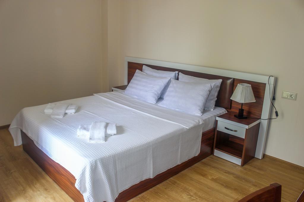 Golden Fleece Hotel Урекі Екстер'єр фото
